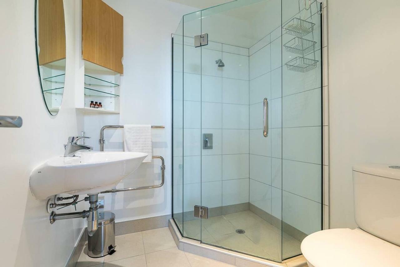 One Bedroom Apartment - Pool, Gym & Tennis Courts! โอ๊คแลนด์ ภายนอก รูปภาพ